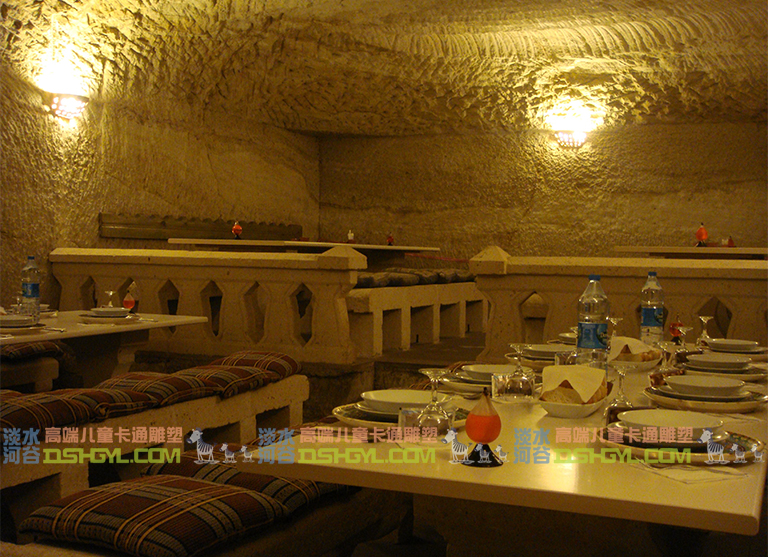 山洞主题餐厅雕塑让您在市中心体验原始山洞人的感觉